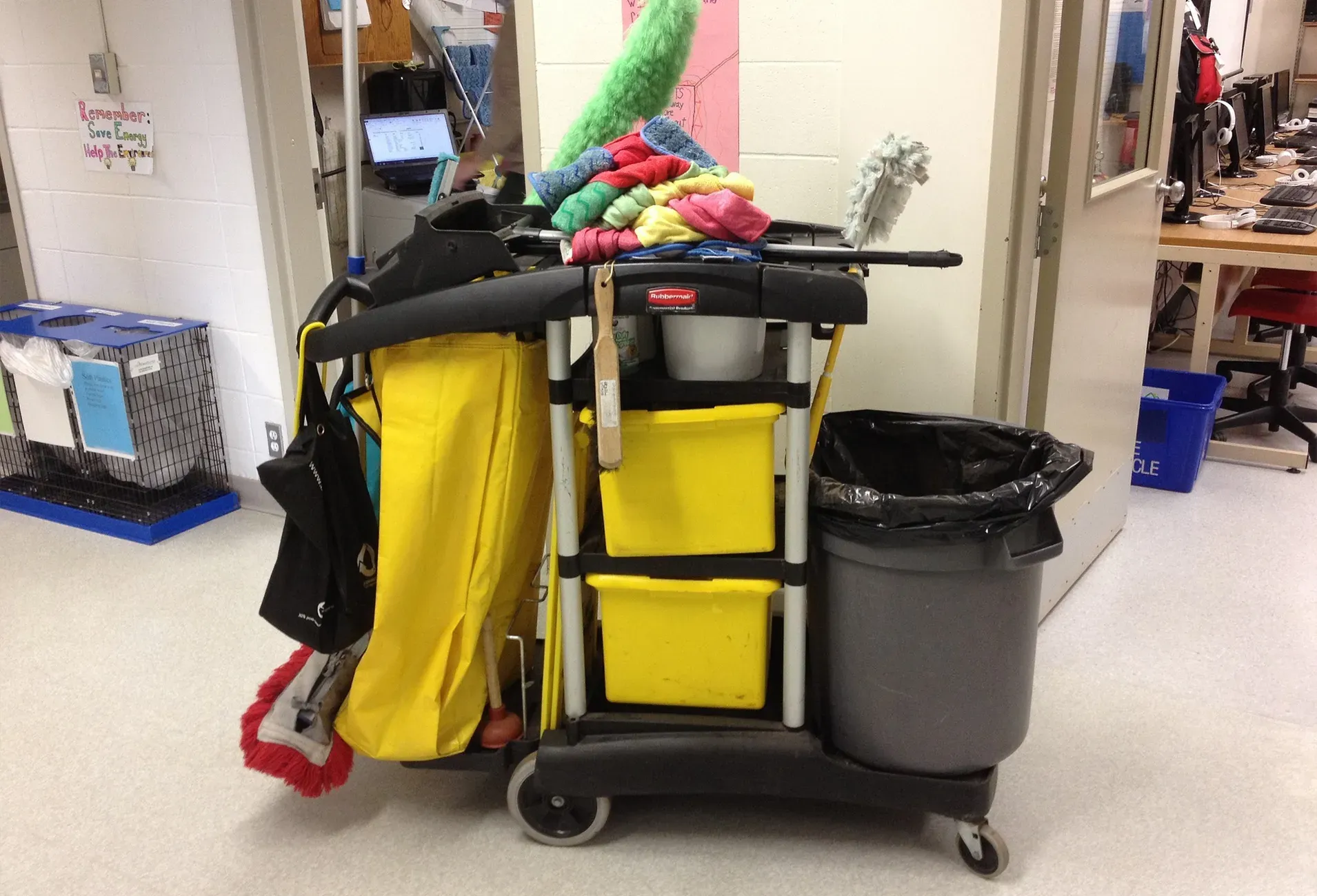 Profesyonel koruyucu ekipmanla dezenfeksiyon işlemi