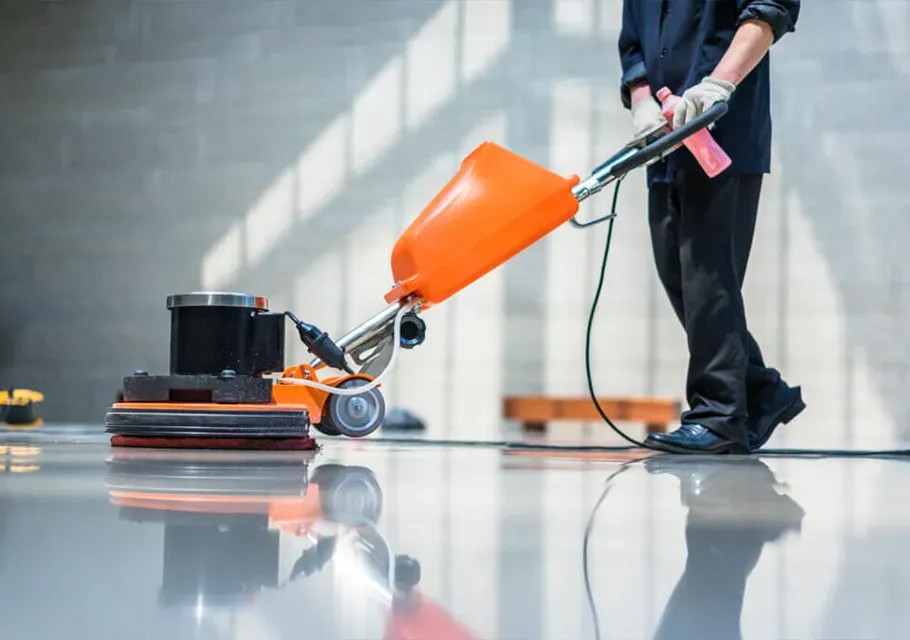 Koruyucu kıyafetle profesyonel temizlik