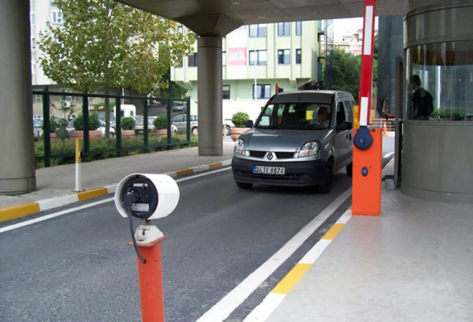 Otopark alanı ve giriş